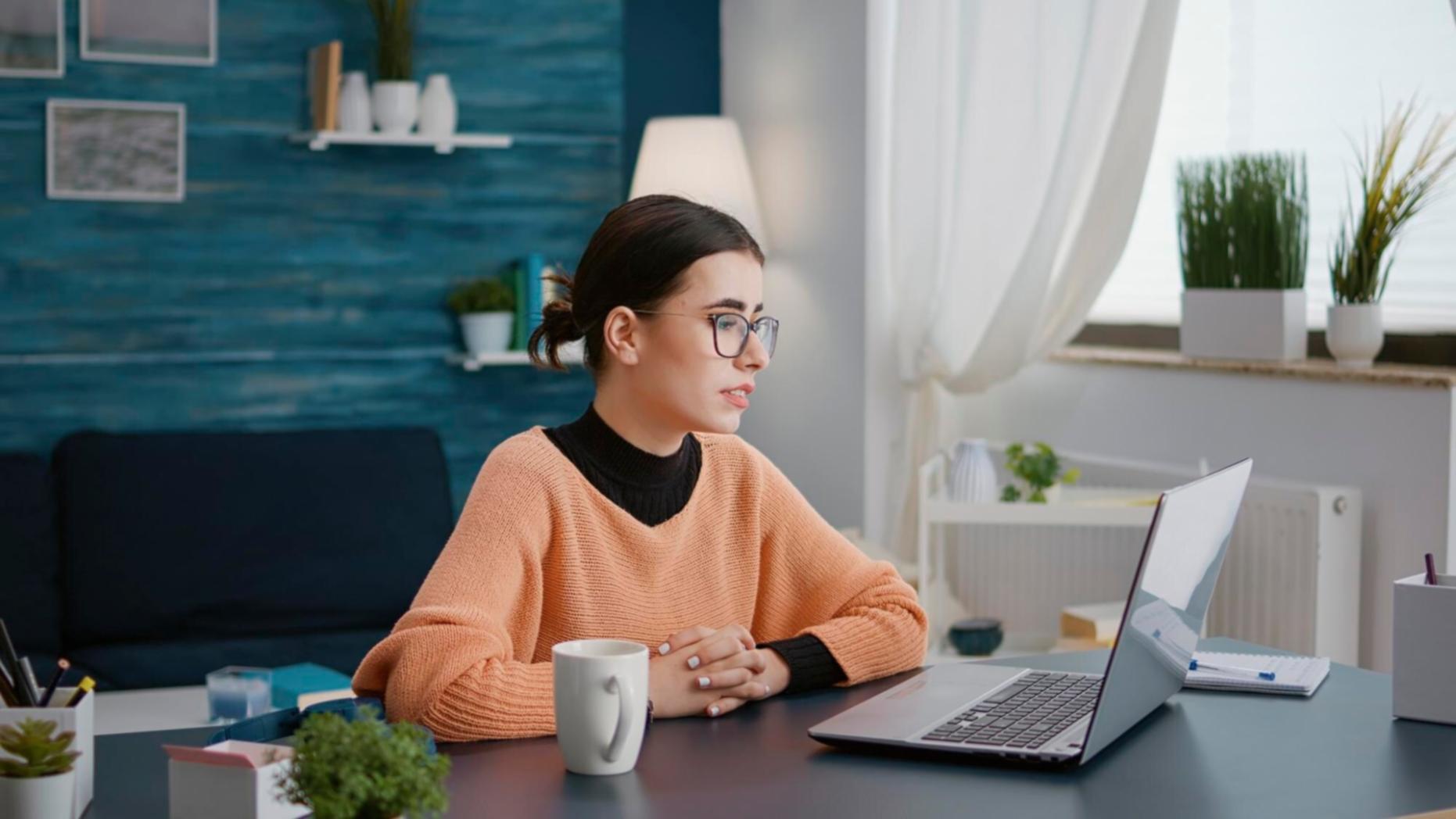 Profesionales desarrollando competencias financieras en sesión de trabajo