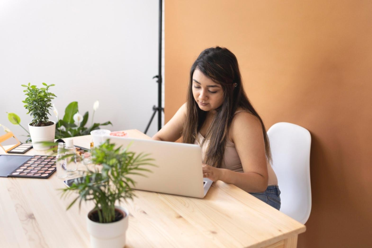 Profesionales trabajando en estrategias financieras avanzadas